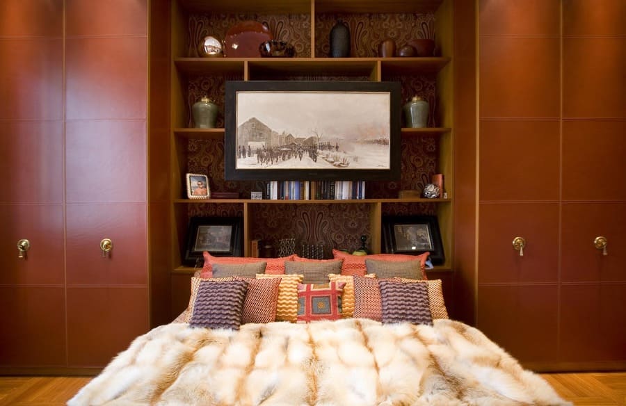This master bedroom in brown tones looks really cozy, the perfect place for a resting time! Also, is proof that wooden furniture is not outdated!